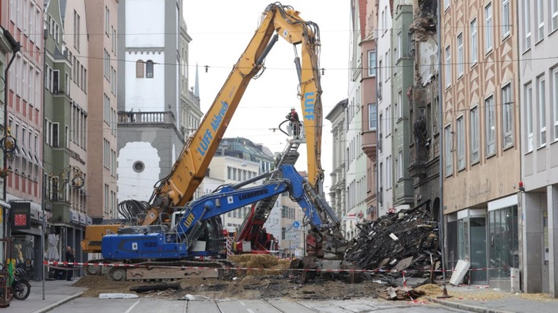 THW_case study_Leica_Augsburg_Für den Abbruch wird ein 70-Tonnen-Kettenbagger organisiert
